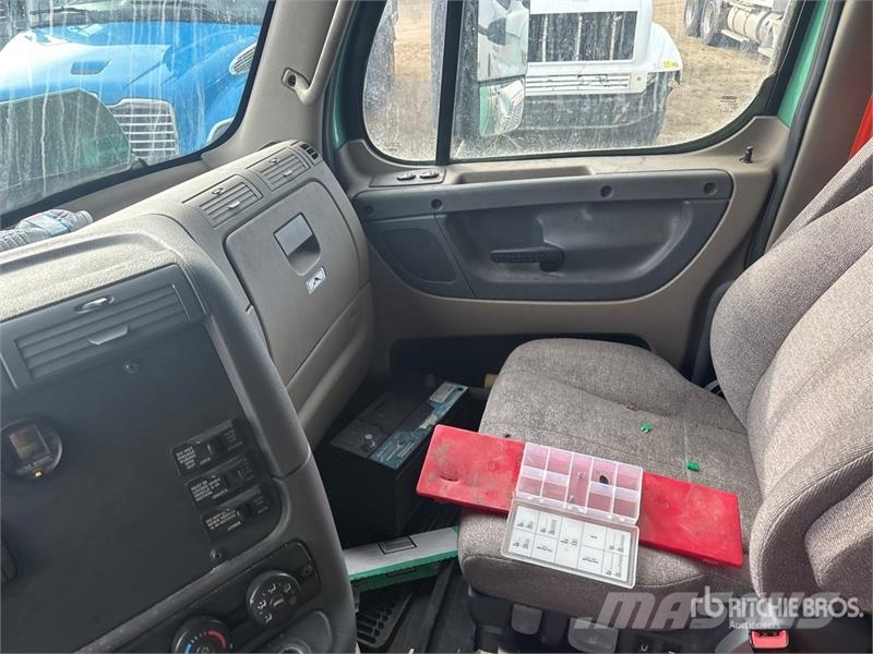Freightliner Cascadia 125 6x4 T/A Sleeper Truck Tractor (Inoper Motrici e Trattori Stradali