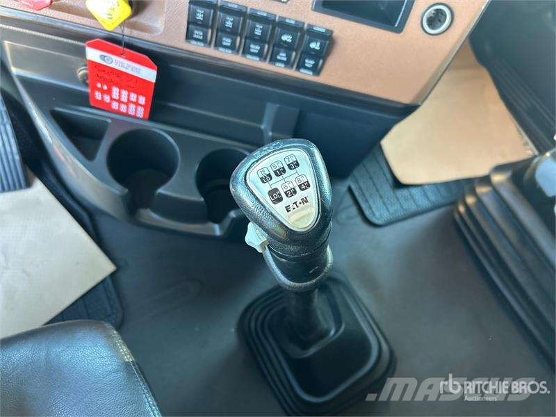 Freightliner Cascadia 126 6x4 T/A Sleeper Truck Tractor Седельные тягачи