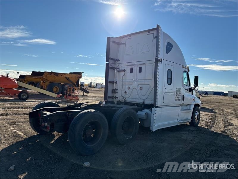 Freightliner Cascadia 6x4 6x4 T/A Sleeper Truck Tractor (Inoper Cabezas tractoras