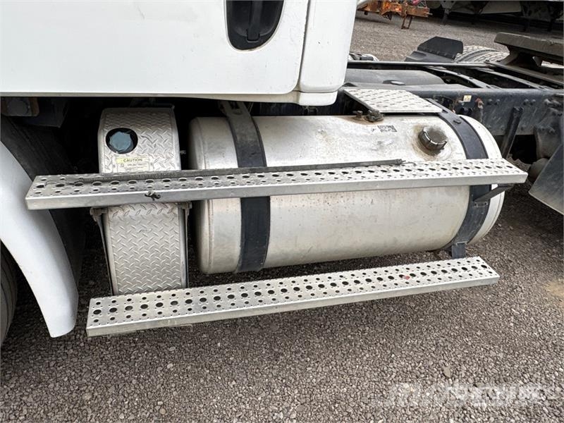 Freightliner Cascadia 4x2 S/A Day Cab Truck Tractor Тягачі