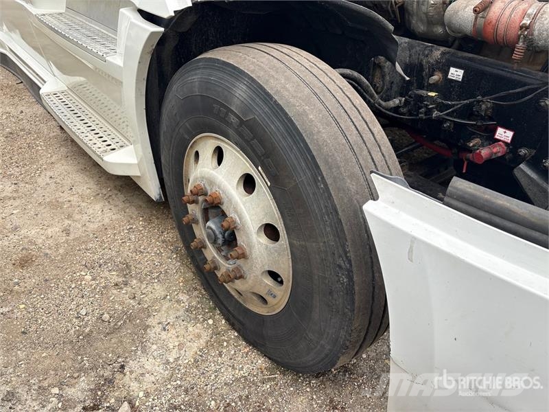Freightliner Cascadia 6x4 T/A Sleeper Truck Tractor (Inoperable Cabezas tractoras