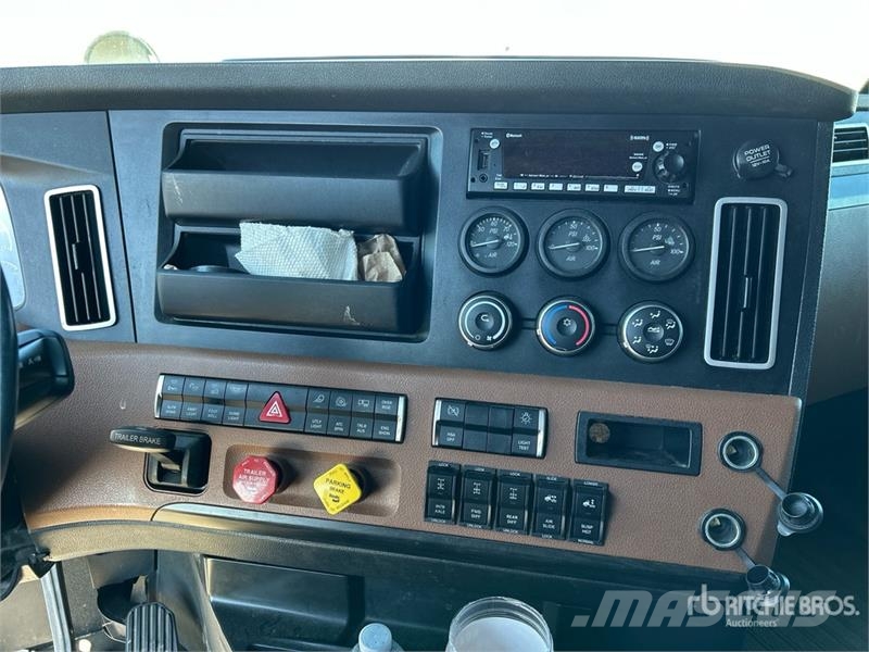 Freightliner Cascadia 6x4 T/A Sleeper Truck Tractor Vilcēji