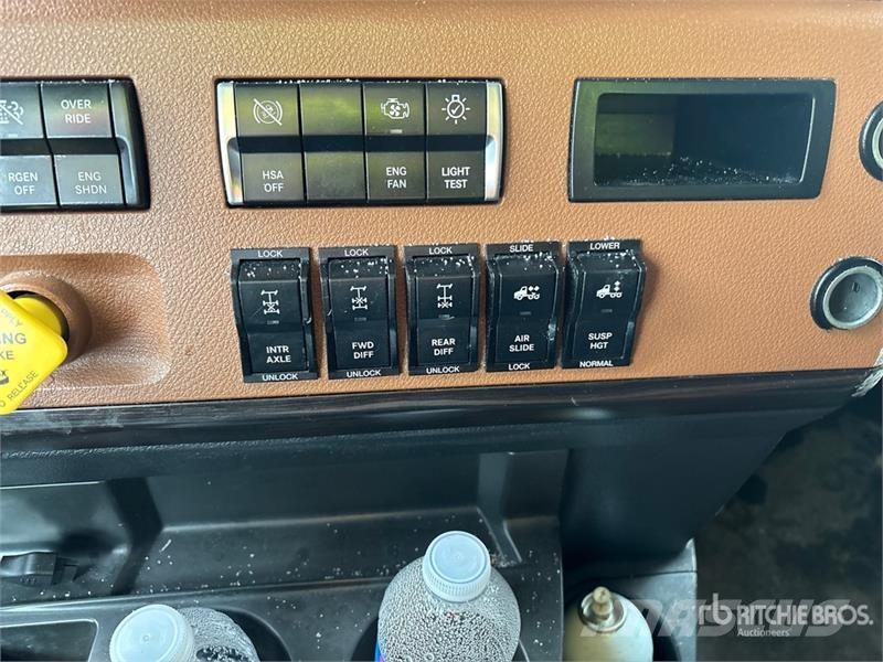 Freightliner Cascadia 126 6x4 T/A Sleeper Truck Tractor Тягачі