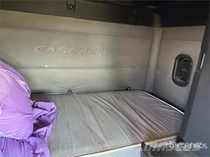 Freightliner Cascadia 126 6x4 T/A Sleeper Truck Tractor (Inoper Camiones tractor