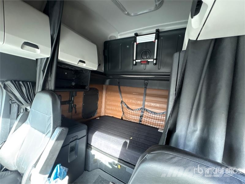 Freightliner Cascadia 126 6x4 T/A Sleeper Truck Tractor Camiones tractor