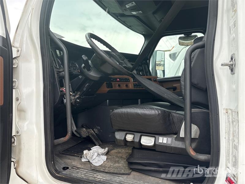 Freightliner Cascadia 6x4 T/A Sleeper Truck Tractor (Inoperable Cabezas tractoras