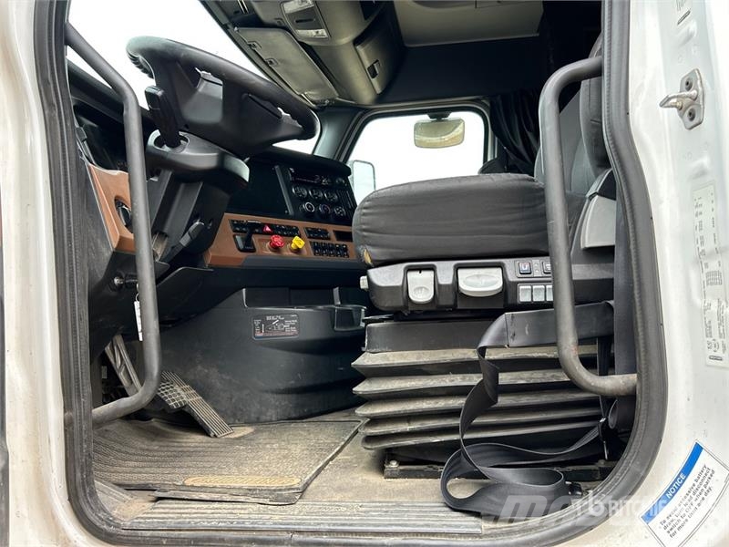 Freightliner Cascadia 126 6x4 T/A Sleeper Truck Tractor Truck Tractor Units