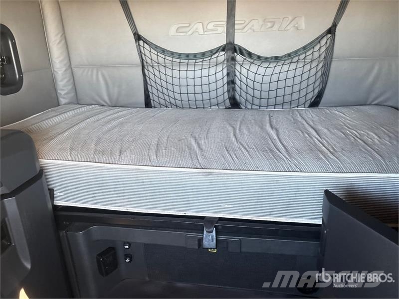 Freightliner Cascadia 6x4 T/A Sleeper Truck Tractor Traktorske jedinice