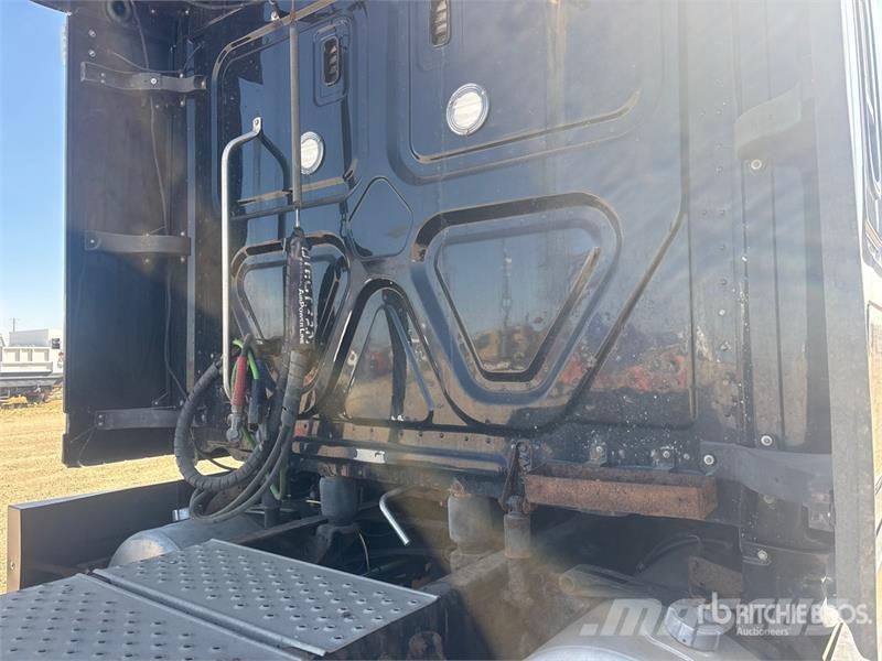 Freightliner Cascadia 126 6x4 T/A Sleeper Truck Tractor Тягачі
