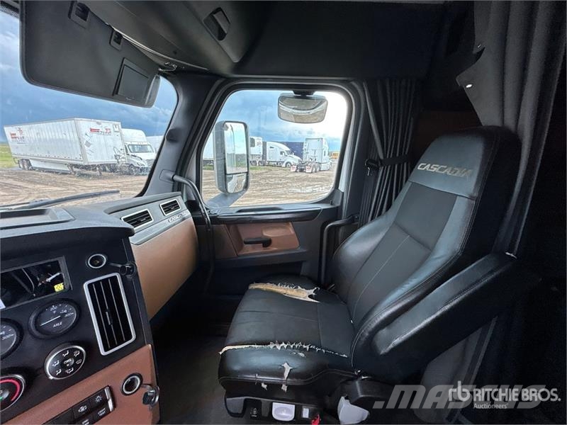 Freightliner Cascadia 126 6x4 T/A Sleeper Truck Tractor (Inoper وحدات الجر