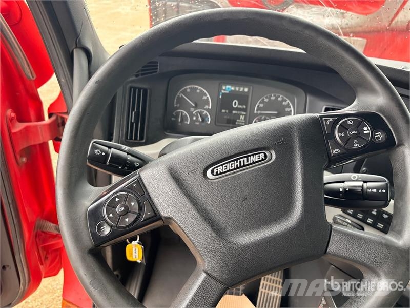 Freightliner Cascadia 126 6x4 T/A Sleeper Truck Tractor Vetopöytäautot