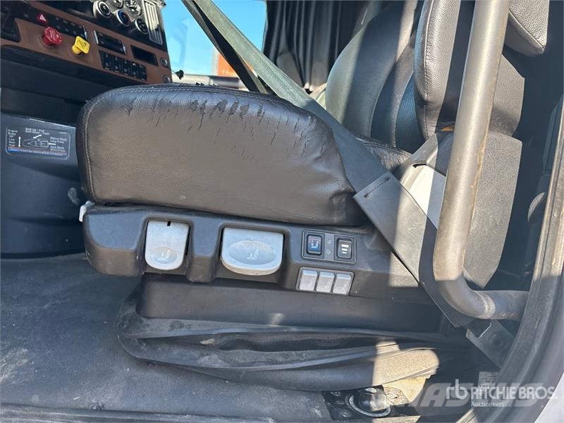 Freightliner Cascadia 126 6x4 T/A Sleeper Truck Tractor (Inoper Tegljači