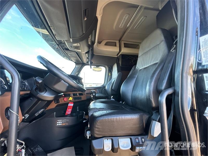 Freightliner Cascadia 126 6x4 T/A Sleeper Truck Tractor Седельные тягачи