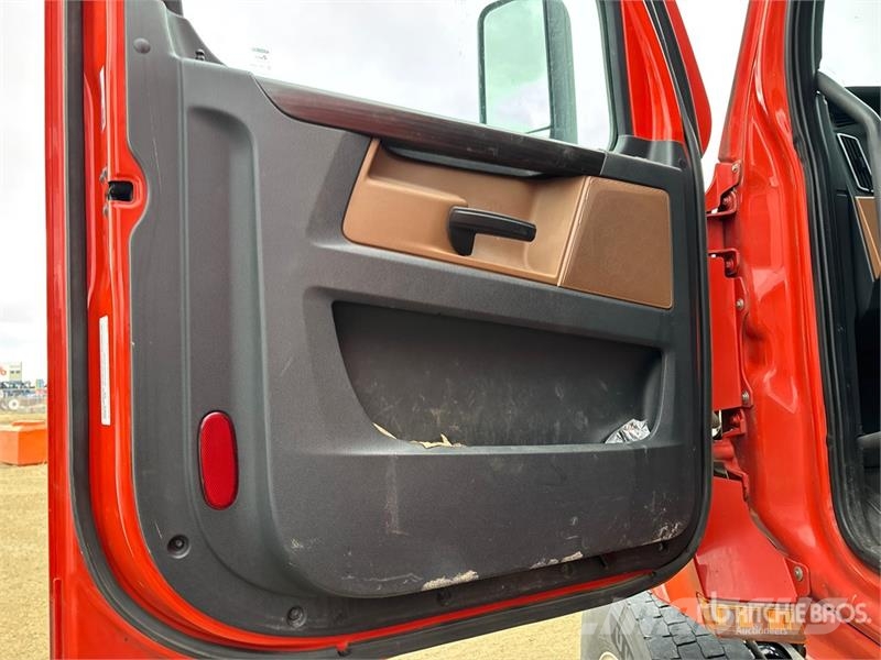 Freightliner Cascadia 126 6x4 T/A Sleeper Truck Tractor (Inoper Truck Tractor Units