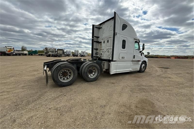 Freightliner Cascadia 126 6x4 T/A Sleeper Truck Tractor Cabezas tractoras