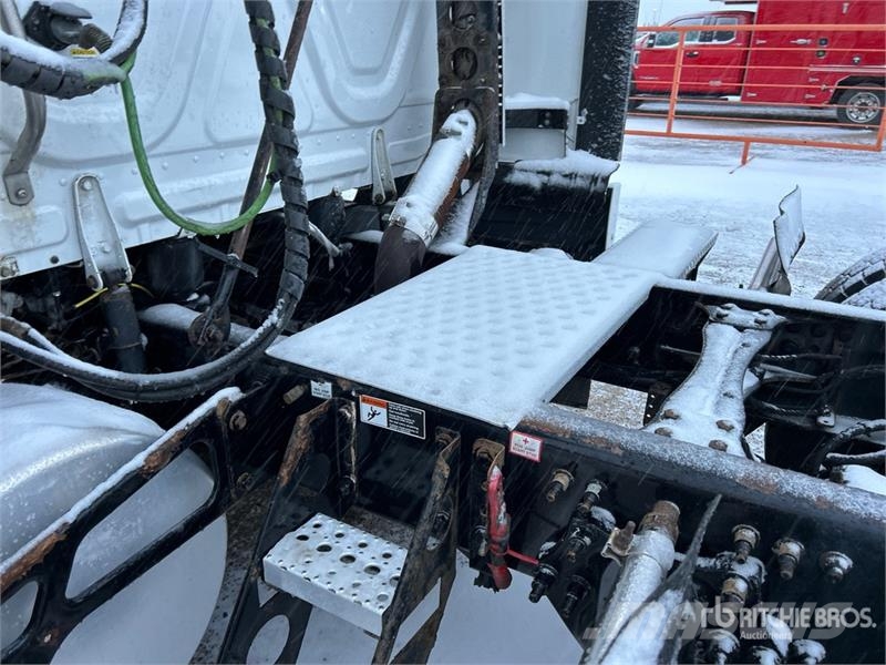 Freightliner Cascadia 126 6x4 T/A Sleeper Truck Tractor Naudoti vilkikai