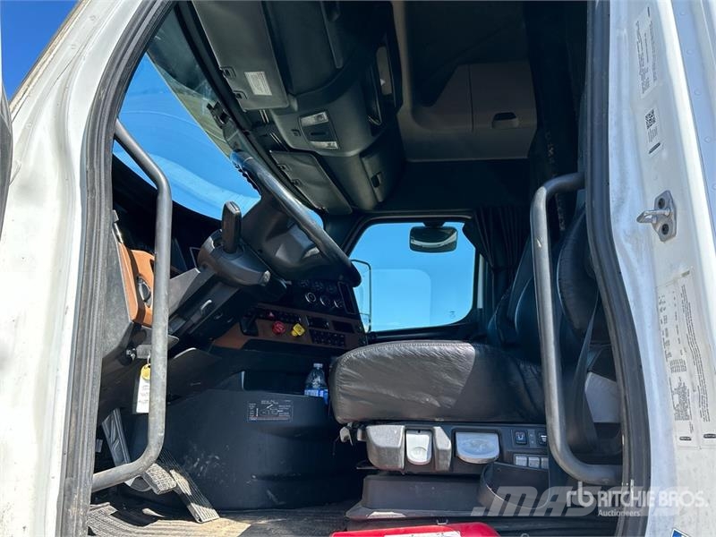 Freightliner Cascadia 6x4 T/A Sleeper Truck Tractor Vilcēji