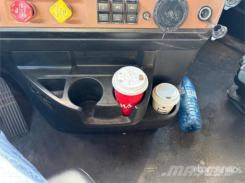 Freightliner Cascadia 126 T/A Sleeper Truck Tractor Camiones tractor