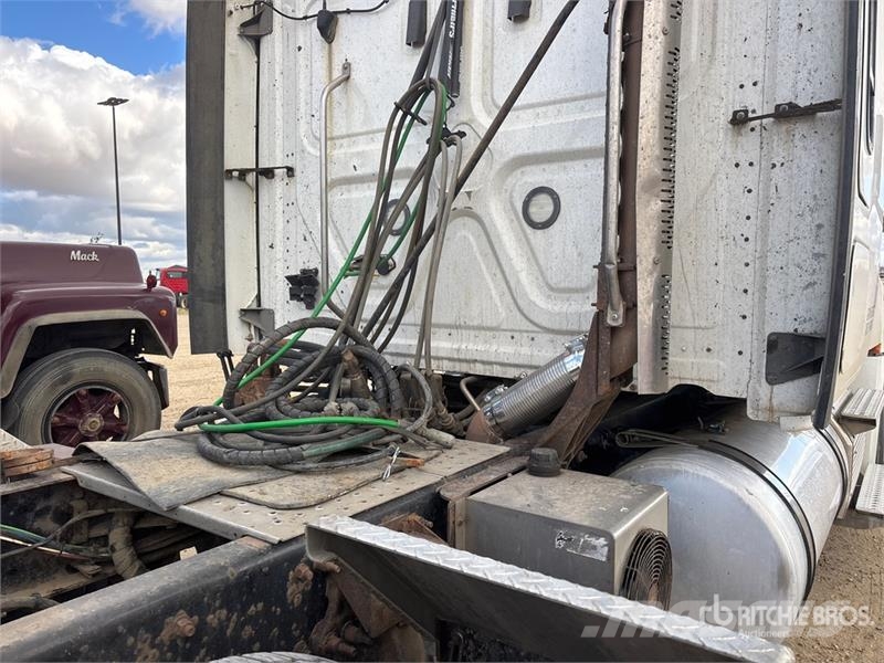 Freightliner Cascadia 126 6x4 T/A Sleeper Truck Tractor Sattelzugmaschinen