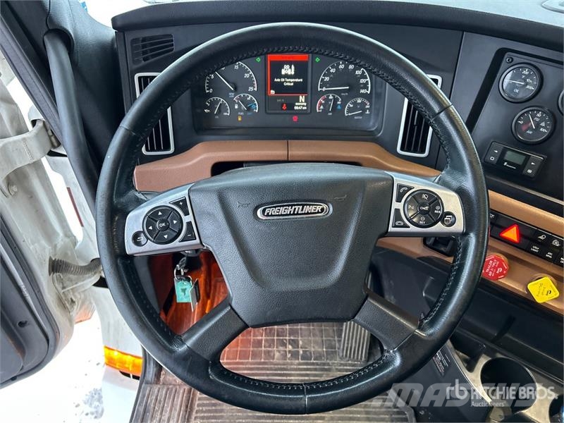 Freightliner Cascadia 126 6x4 T/A Sleeper Truck Tractor Naudoti vilkikai
