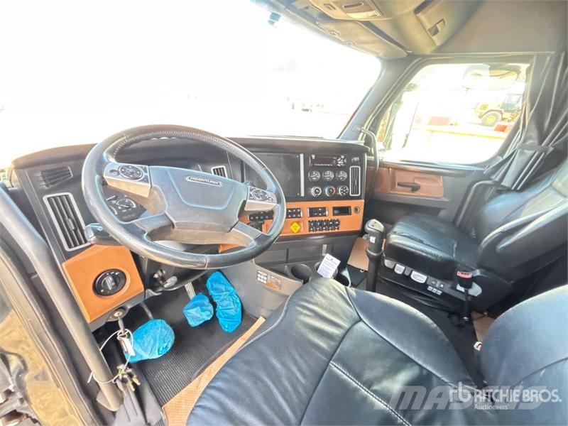 Freightliner Cascadia 126 6x4 T/A Sleeper Truck Tractor Седельные тягачи