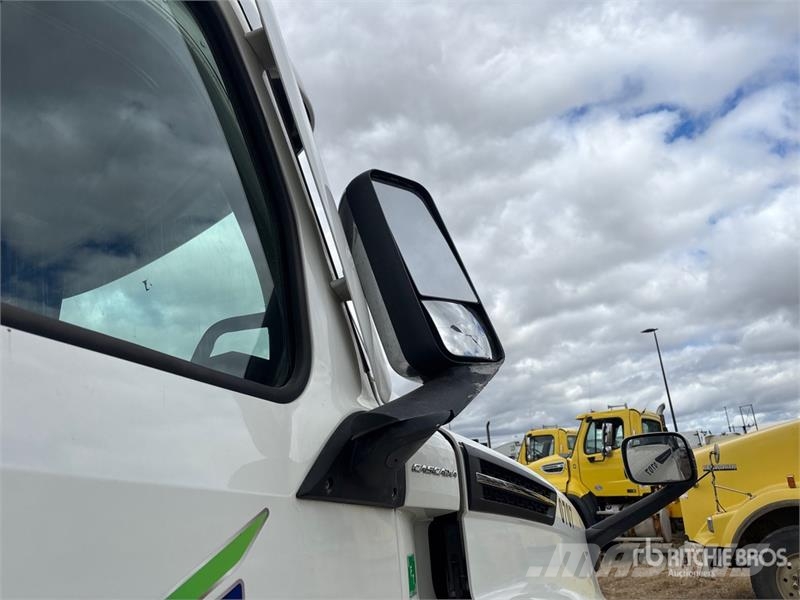 Freightliner Cascadia 126 6x4 T/A Sleeper Truck Tractor (Inoper Tegljači
