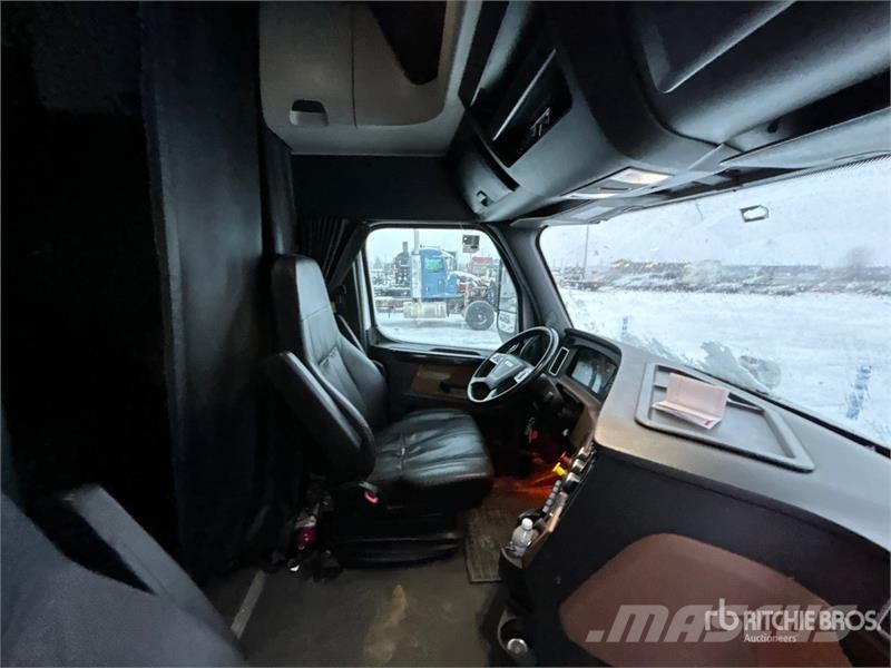 Freightliner Cascadia 126 6x4 T/A Sleeper Truck Tractor Naudoti vilkikai