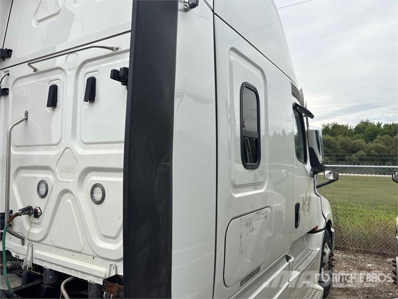 Freightliner Cascadia 6x4 T/A Sleeper Truck Tractor (Inoperable Cabezas tractoras