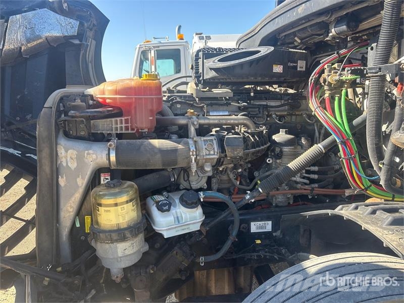 Freightliner Cascadia 126 6x4 T/A Sleeper Truck Tractor Тягачі