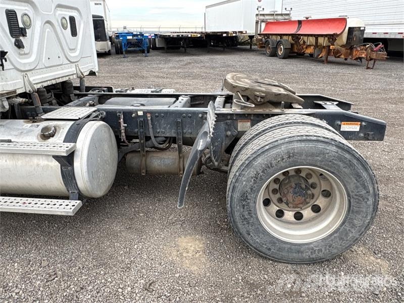 Freightliner Cascadia 4x2 S/A Day Cab Truck Tractor Тягачі
