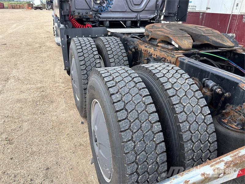Freightliner Cascadia 126 6x4 T/A Sleeper Truck Tractor Sattelzugmaschinen