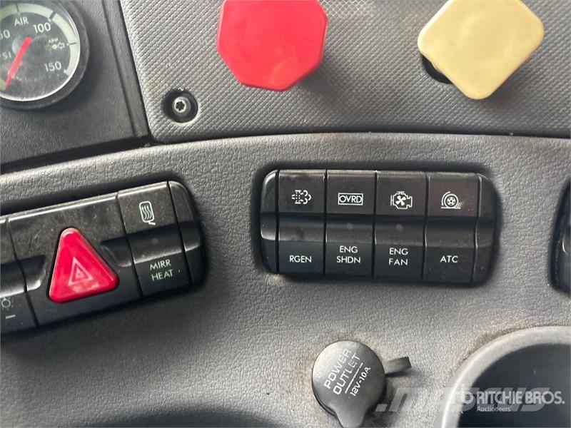 Freightliner Cascadia 125 6x4 T/A Sleeper Truck Tractor Vlačilci