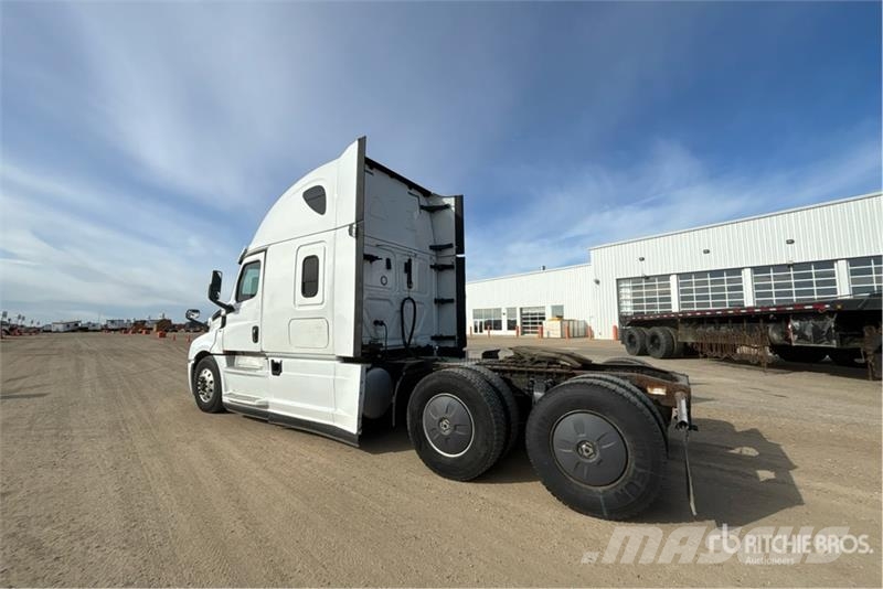 Freightliner Cascadia 126 6x4 T/A Sleeper Truck Tractor وحدات الجر
