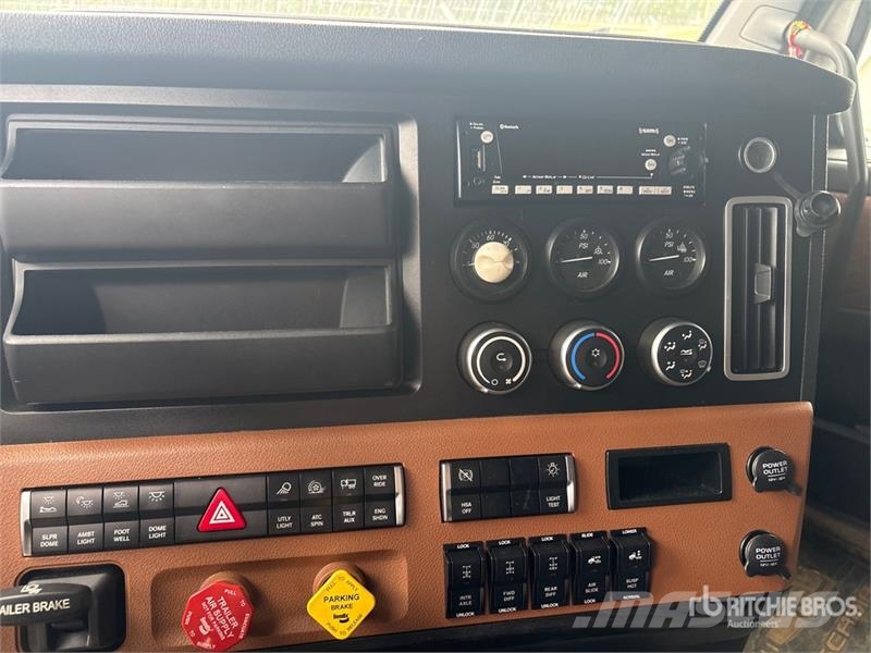 Freightliner Cascadia 6x4 T/A Sleeper Truck Tractor (Inoperable Cabezas tractoras