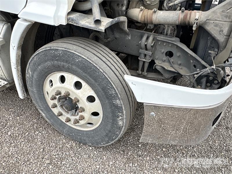 Freightliner Cascadia 4x2 S/A Day Cab Truck Tractor Тягачі