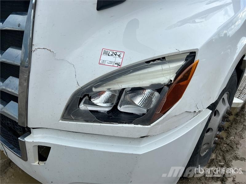 Freightliner Cascadia 126 6x4 T/A Sleeper Truck Tractor (Inoper وحدات الجر