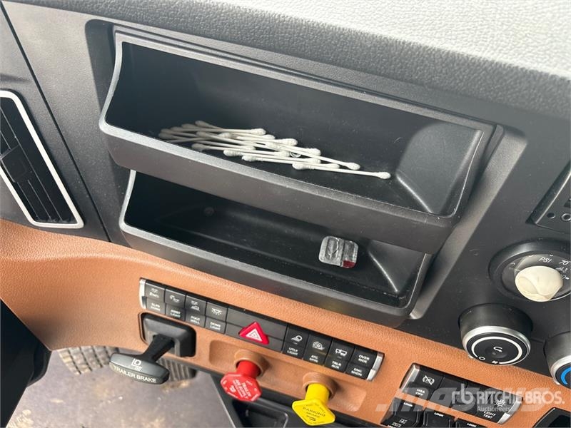 Freightliner Cascadia 6x4 T/A Sleeper Truck Tractor (Inoperable Cabezas tractoras
