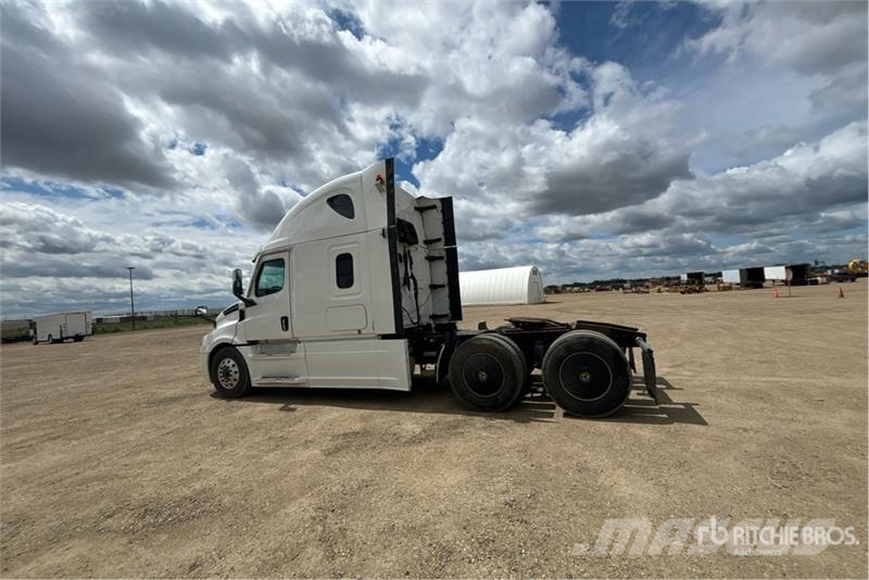 Freightliner Cascadia 126 6x4 T/A Sleeper Truck Tractor Dragbilar