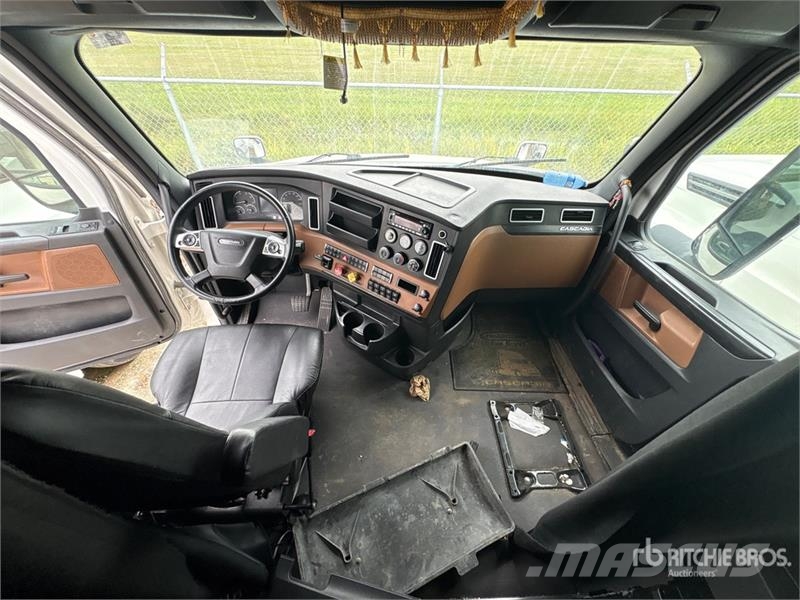 Freightliner Cascadia 6x4 T/A Sleeper Truck Tractor (Inoperable Cabezas tractoras