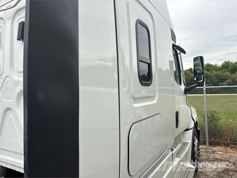 Freightliner Cascadia 6x4 T/A Sleeper Truck Tractor (Inoperable Cabezas tractoras