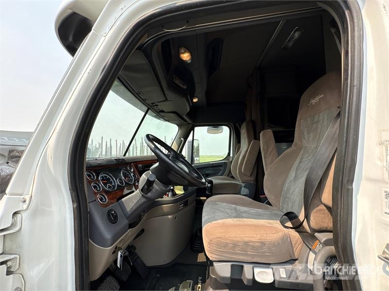 Freightliner Cascadia 125 6x4 T/A Sleeper Truck Tractor Vetopöytäautot