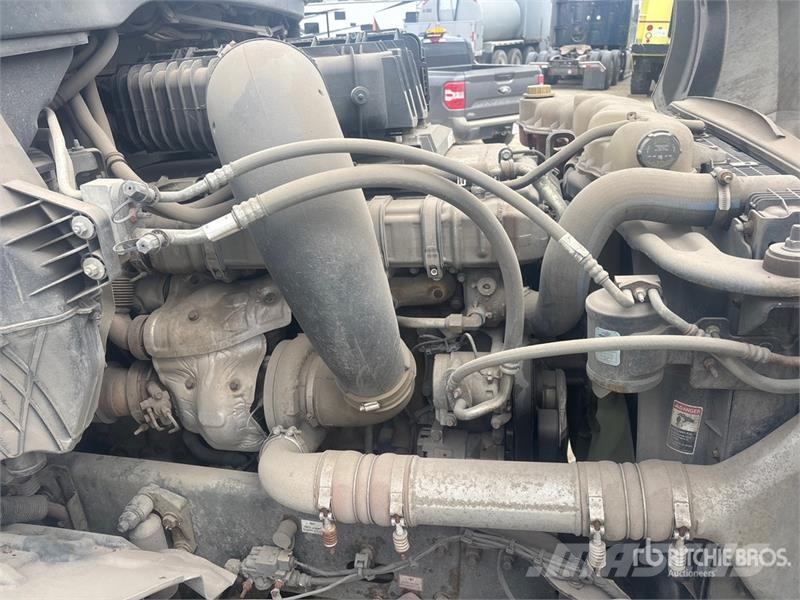 Freightliner Cascadia 126 6x4 T/A Sleeper Truck Tractor Trekkvogner