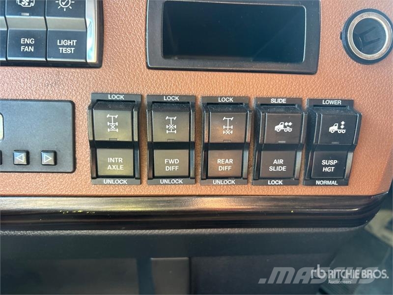 Freightliner Cascadia 126 6x4 T/A Sleeper Truck Tractor Тягачі