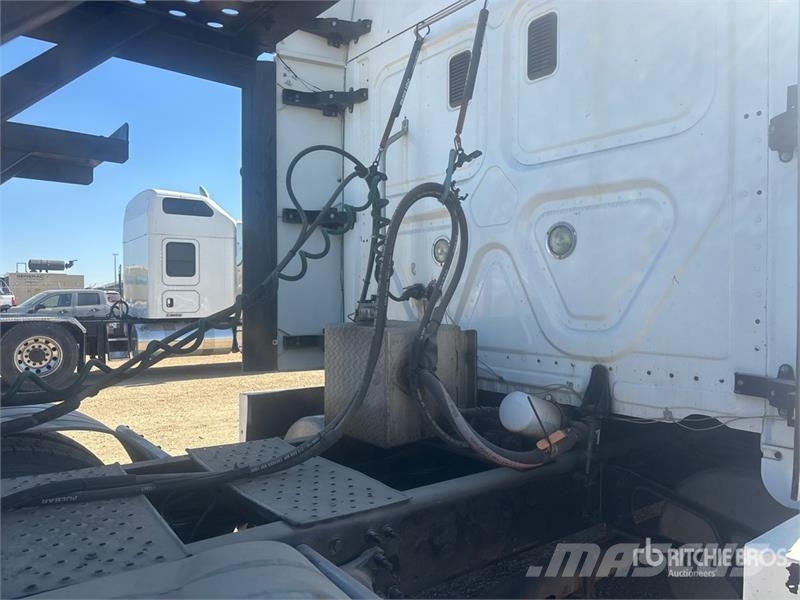 Freightliner Cascadia 125 6x4 Sleeper Car Carrier Truck Autotransporteri