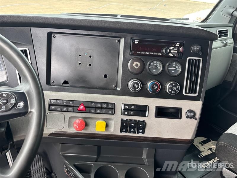 Freightliner Cascadia 126 6x4 T/A Sleeper Truck Tractor Sattelzugmaschinen