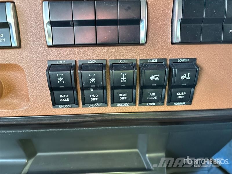 Freightliner Cascadia 126 6x4 T/A Sleeper Truck Tractor Traktorske jedinice