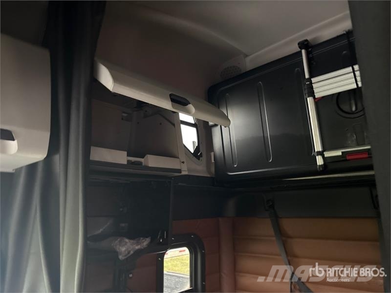 Freightliner Cascadia 126 6x4 T/A Sleeper Truck Tractor Autotractoare