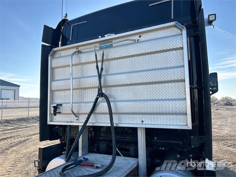Freightliner Cascadia 126 6x4 T/A Sleeper Truck Tractor Влекачи
