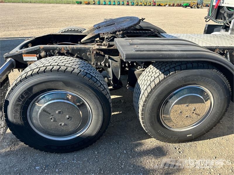 Freightliner Cascadia 126 6x4 T/A Sleeper Truck Tractor Седельные тягачи