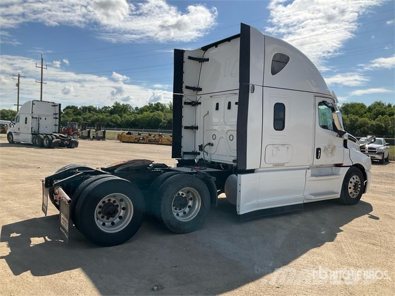 Freightliner Cascadia 6x4 T/A Sleeper Truck Tractor (Inoperable Седельные тягачи
